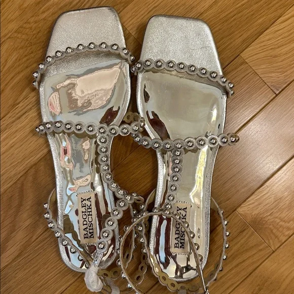 Badgley Mischka Embellished T-Strap Flat Sandals NWOT - Picture 8 of 8